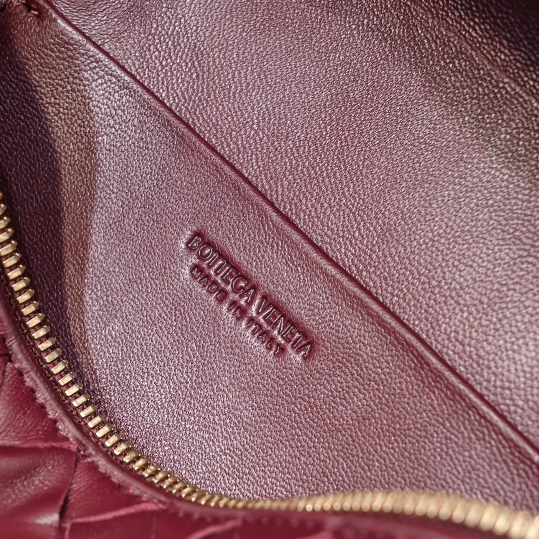 Batch 1360 Bottega Veneta 24 spring and summer woven zipper crossbody bag. A crossbody bag that can be used as a cosmetic bag. The exquisite weaving and compact body are an indispensable accessory for the upcoming summer. The double zipper also better protects the bag. It has a large capacity. If you like it, don’t miss it. Style number: 9109 Size: 22*12.5*5cm